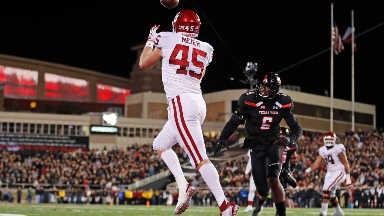 Oklahoma QB Kyler Murray on record pace by spreading wealth